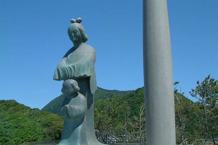 Statues of Empress Taiza and Her Son