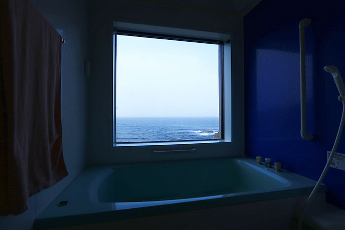 6-tatami-mat sized rooms with a bath from where you can see the ocean