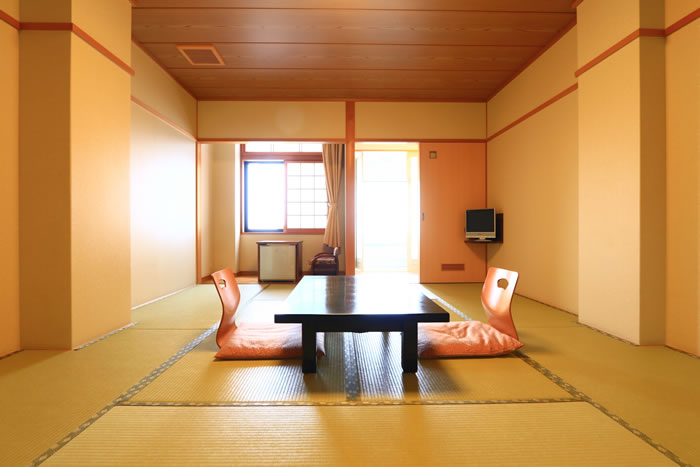10-tatami-mat sized rooms with a bath from where you can see the ocean